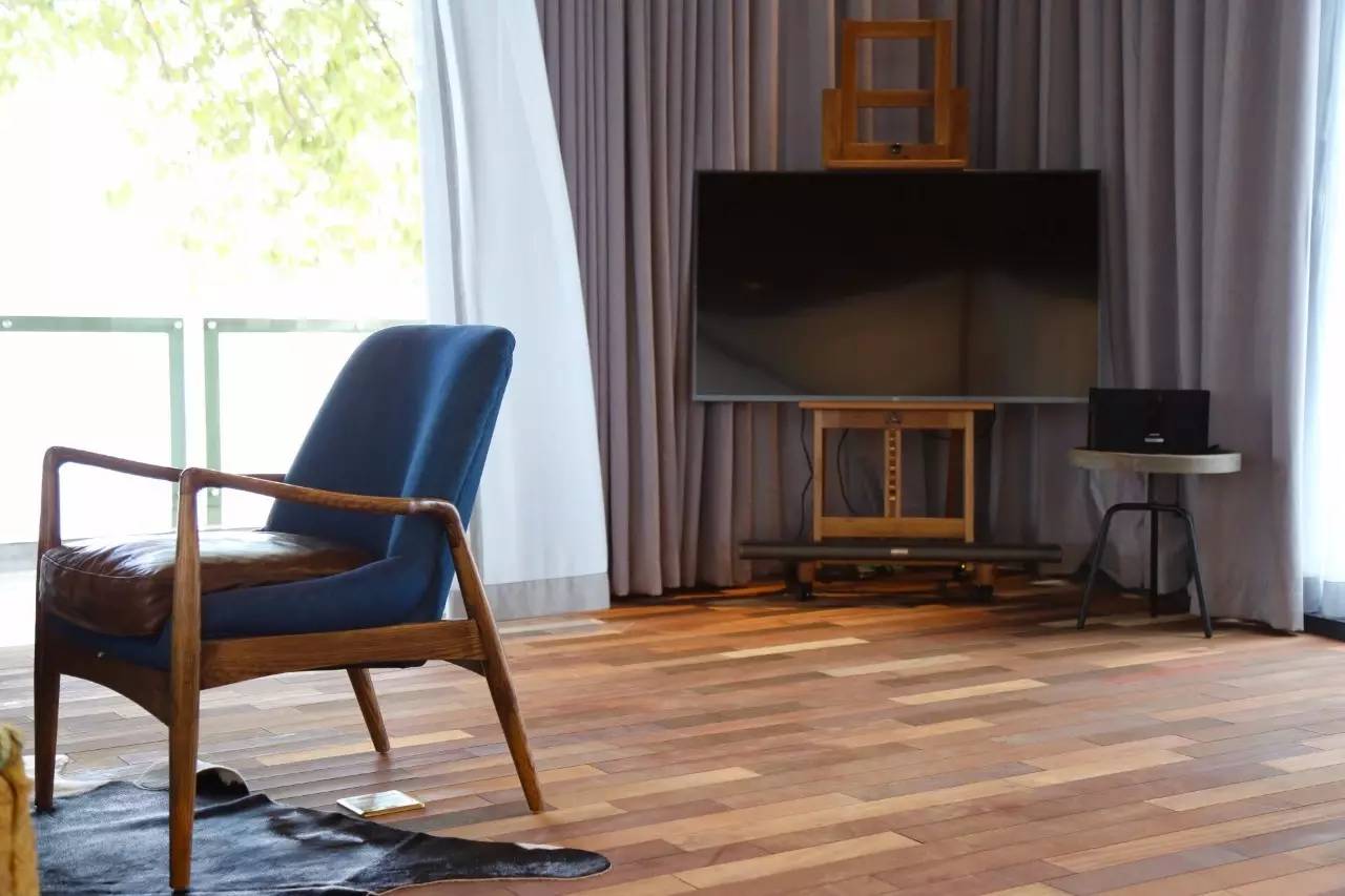 70后文艺大叔跑到这个“会吃福建人”的城市，用花砖、雪茄和伏特加，把废弃的修船厂变成最会撩妹的床