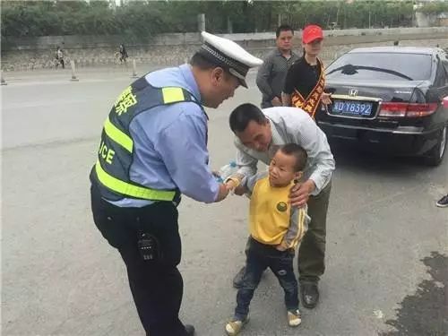 男孩脖子被绳子挂住,小孩被安全带勒脖