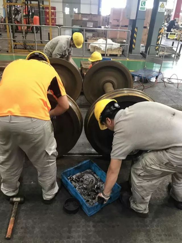 「长假Day5」“十一黄金周”你放假我保驾：幕后地铁人在忙些啥？