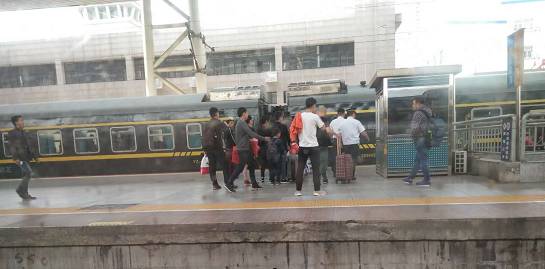 这是滁州火车站的十一假期实拍！世界再大路再遥远，我们也要回家！