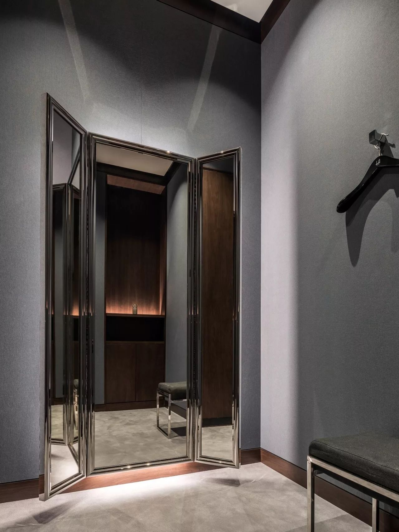 谈资|那个专门画绅士的Mr.Slowboy,这次帮dunhill画了一只狗