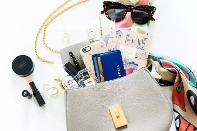 刘雯唐嫣同款小猪包,刘雯背的新款包是什么品牌