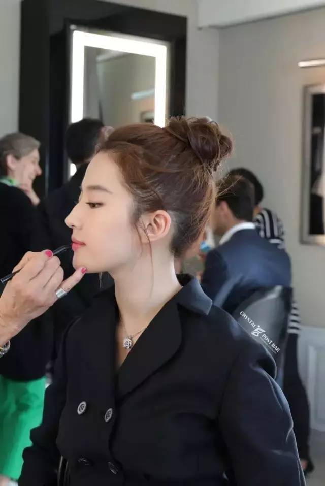 好看减龄的半丸子头,好看显蓬松的丸子头