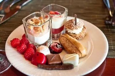 信阳迪欧咖啡周年庆！不能错过的重磅福利：免费请大家吃牛排了……