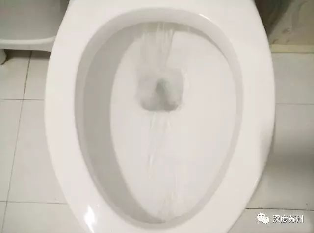 抽水马桶的冲水按钮按下去没反应,马桶水箱上有两个冲水按钮