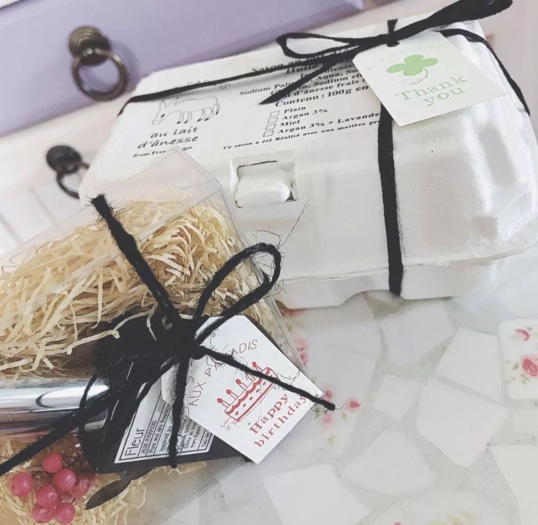 好痒啊！我除了能给你一个痒痒挠，还能给你一瓶身体乳！