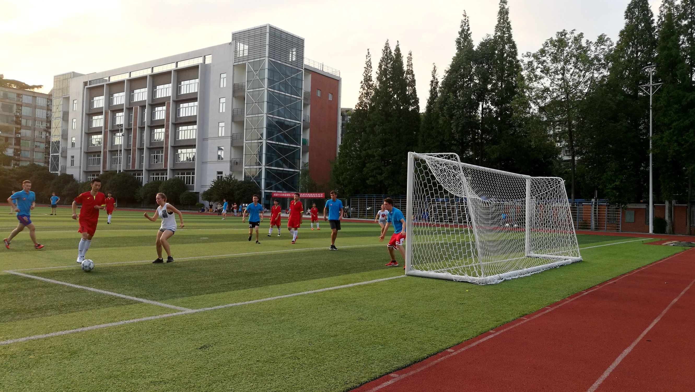 这个闰六月的夏天，成都十八中和德、意两国中学生用一场球赛成了朋友