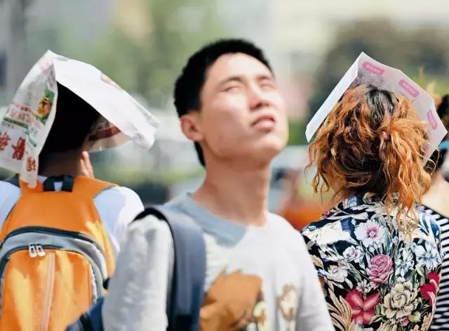 凌晨5点西安的街头感人一幕,西安高温40度搞笑视频