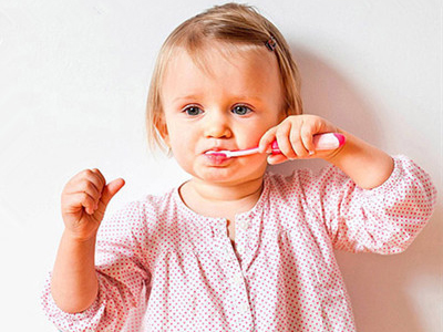 如何挑选婴儿牙刷和牙膏,怎么选择正确的儿童牙膏和牙刷
