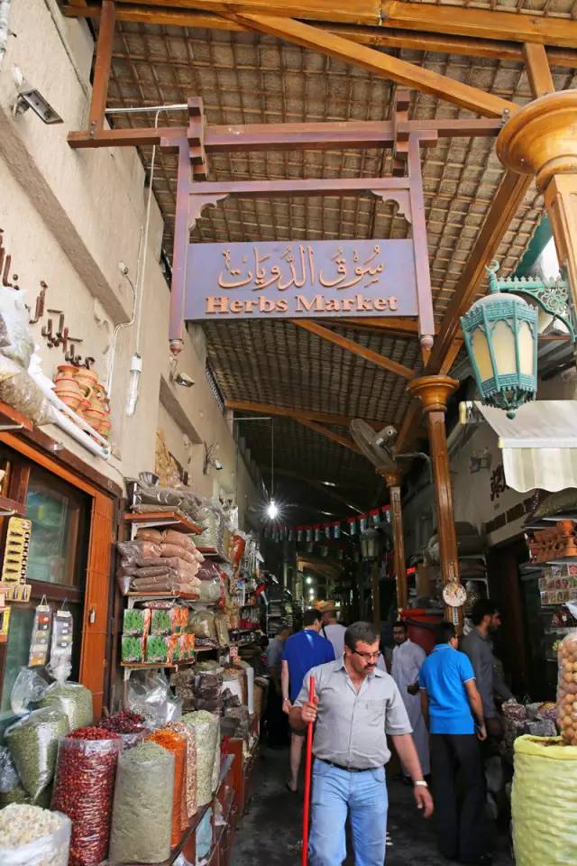 迪拜,一边是黄金,一边是黄土