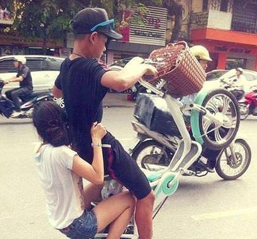 理发师失误把客人剃秃了,理发师不小心剃光了一块怎么办