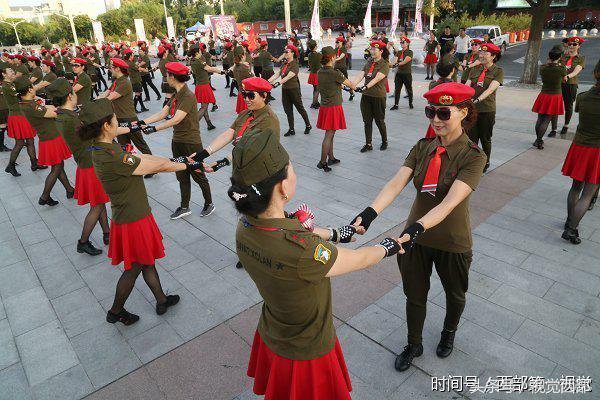 甘肃平凉网红老人跳广场舞,甘肃平凉广场舞大爷