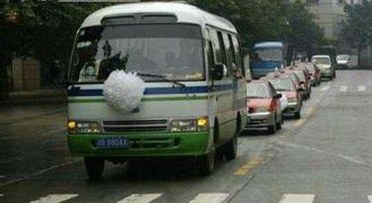 开车遇到丧葬车队怎么做,遇到出殡车队如何避让