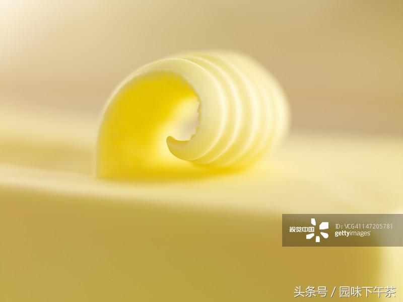 淡奶油和稀奶油哪个能做出黄油 (稀奶油与黄油怎么打发成奶油)