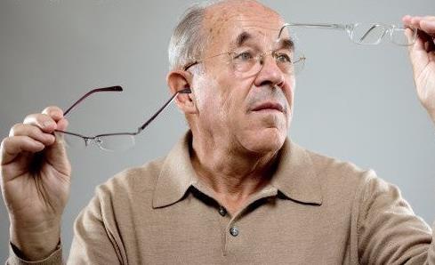 眼睛周围长一圈红色疙瘩红肿发烧,眼睛附近长了一片红疹子