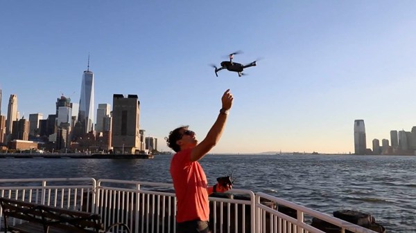 谁说大人不能玩小孩的玩具,谁说成年人就不能穿幼稚的童装