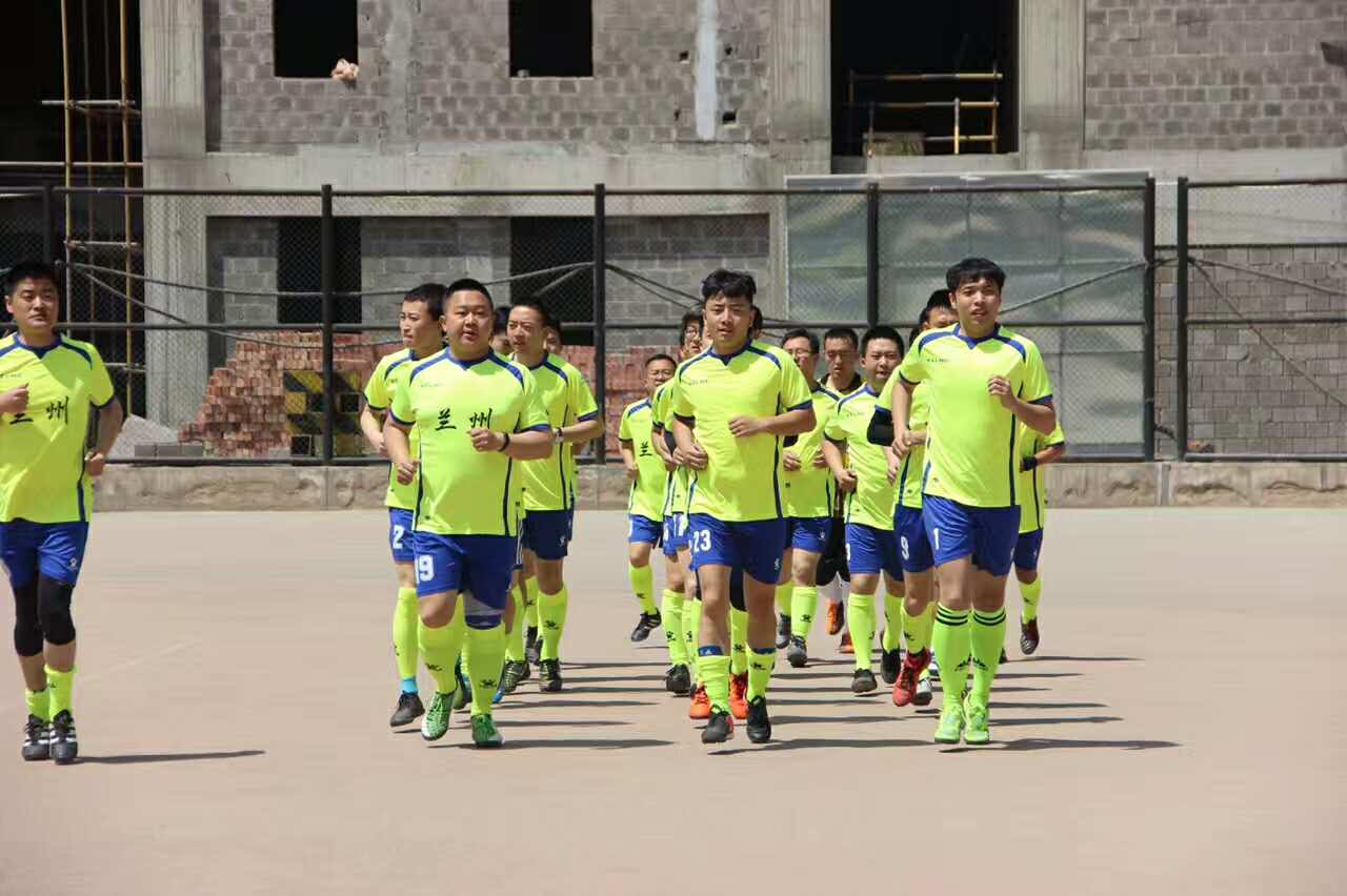 市二医院足球队在2017年第二届甘肃省卫生计生委系统“健康杯”足球赛中荣获季军