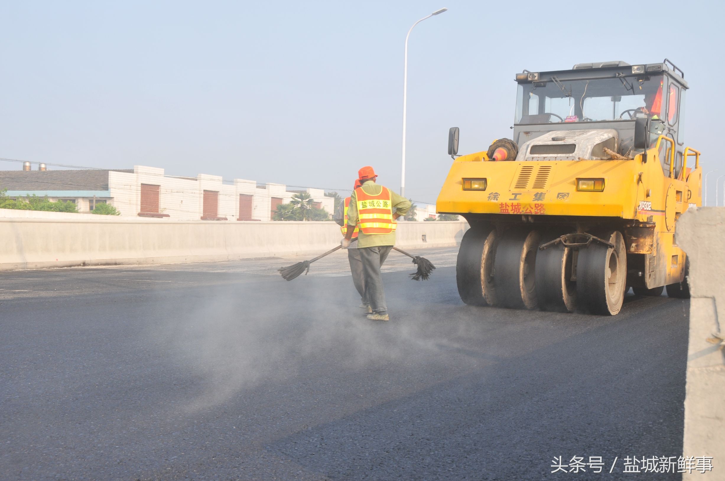 脚下踩着100多摄氏度的沥青啥感觉？加了三四层厚鞋垫还嫌烫！