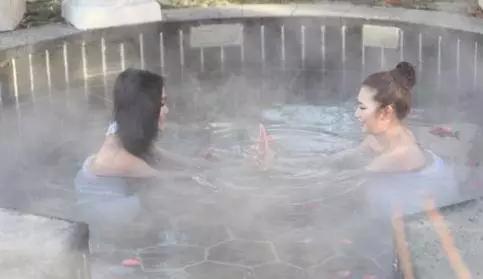 泡温泉的正确打开方法,泡温泉正确打开方式