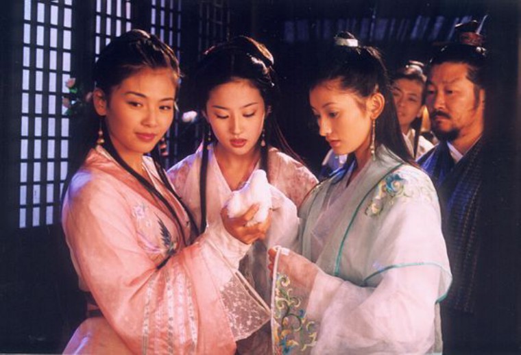 阿朱被谁收养,阿朱嫁了几个男人了