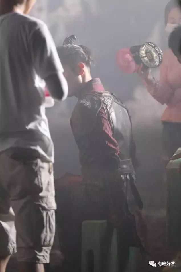 拍戏40度高温穿厚衣服,横店40度拍戏现场