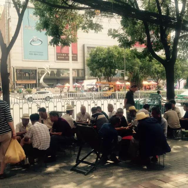 这个游戏江湖上失传已久，兰州这些人却每天坐在书刊批发市场门口玩