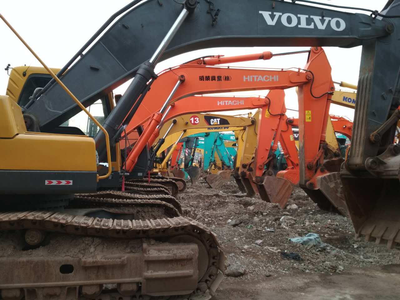 二手挖掘机现场实拍,二手挖掘机直击现场