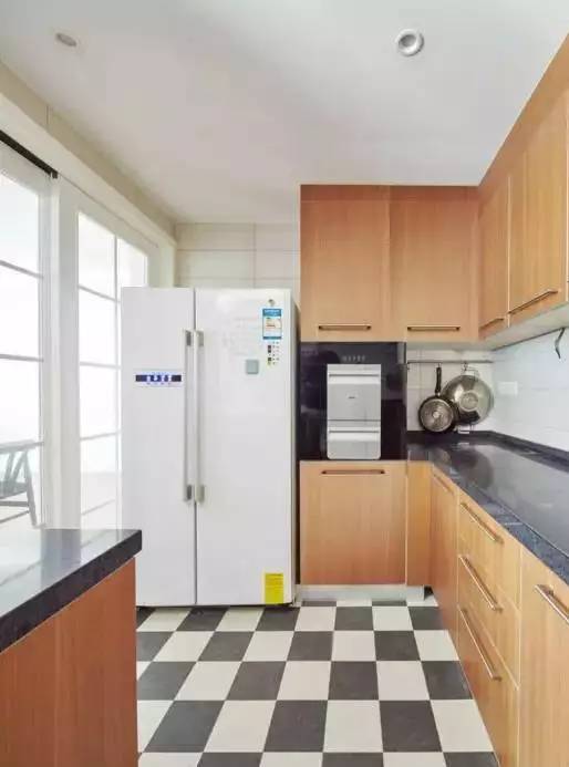 家用冰箱可以直接放在阳台吗,冰箱放阳台的最佳位置