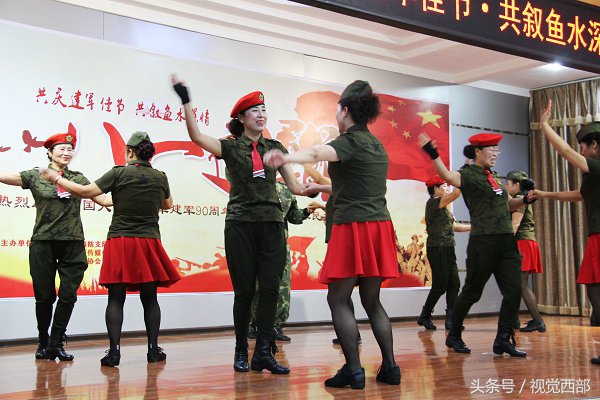 甘肃农村大妈跳广场舞,水兵舞双人舞大爷大妈穿迷彩服