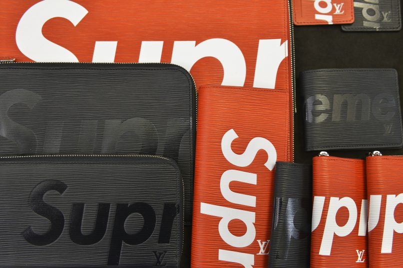 supremexlv联名公仔,supreme联名lv掀起红色运动风