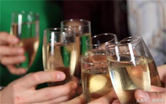 自己不喝酒总劝酒人的性格,自己不喝酒给别人倒酒是不礼貌么