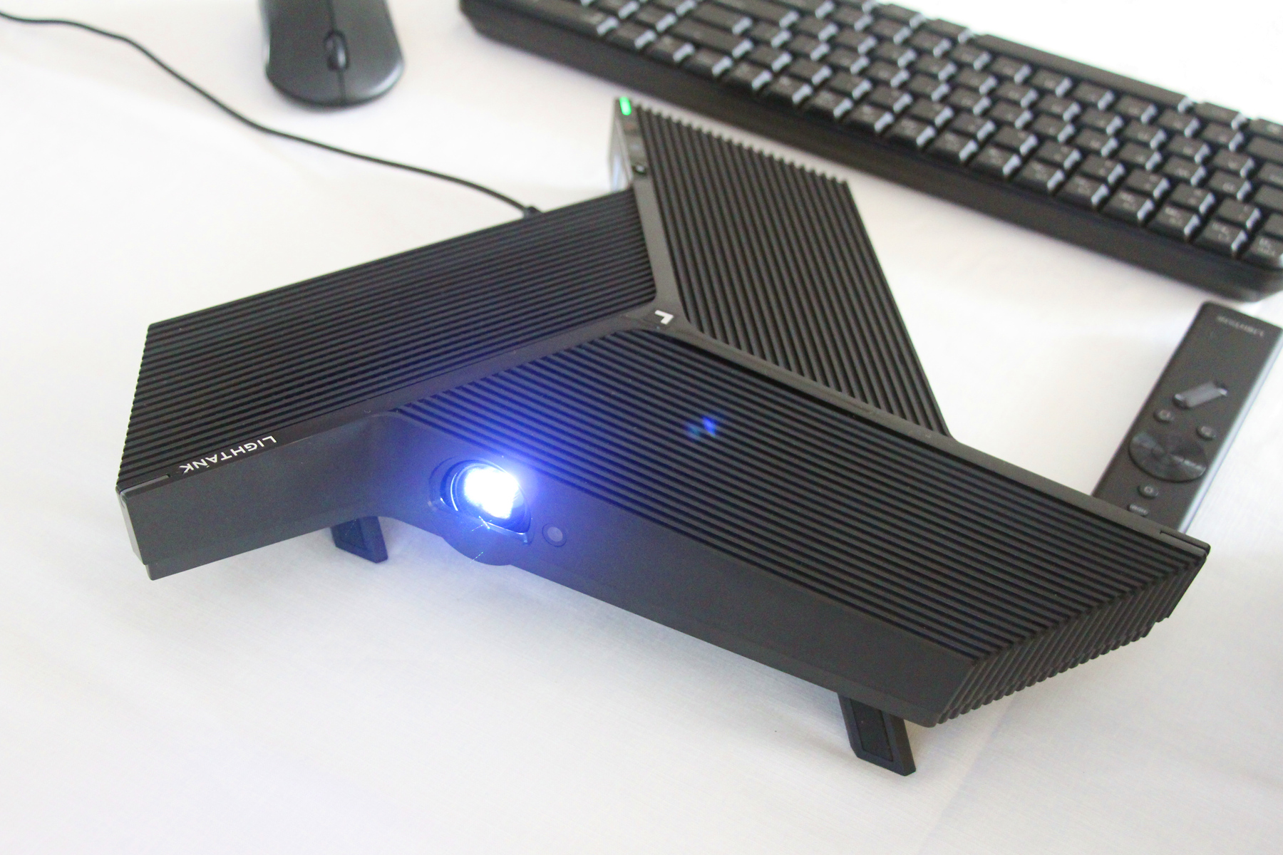 商务投影仪不再笨重难用，“拍拍”即可同屏，操作体验超爽快