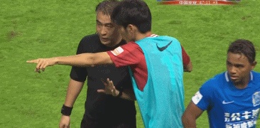 裁判球场解决冲突,球场裁判被球员打应该怎么办