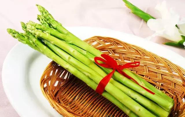 它含有多种维生素……夏季食用去燥养生又防癌，保护血管又降脂，它就是