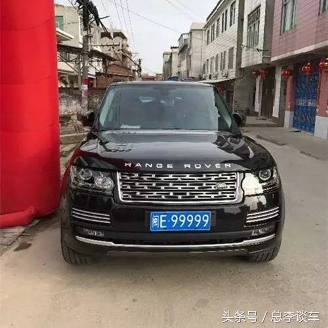 两辆奔驰车牌相同,两辆奔驰一个车牌