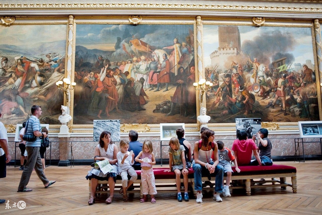 我家孩子爱臭美，每天翻遍衣柜选自己中意的衣服，拿着水彩笔给小脸化妆，怎么办？