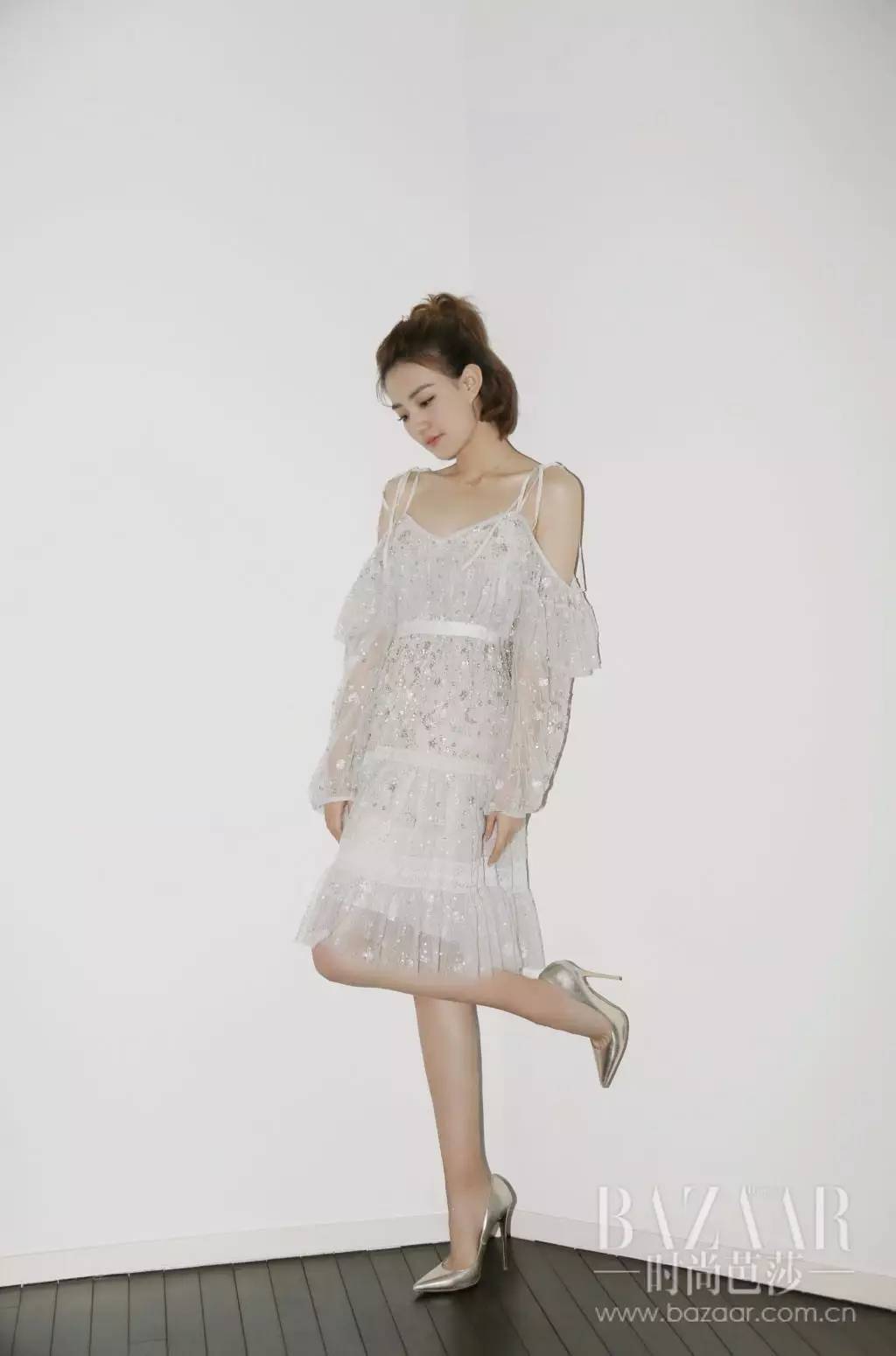 你穿一字肩膀子大?周冬雨她们的吊带款就能这么瘦,到底怎回事?