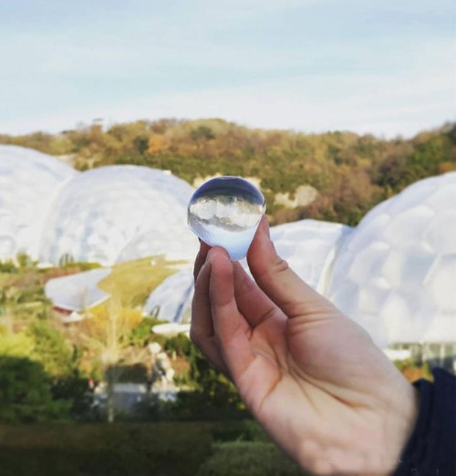 这一颗颗像是露珠的水球竟然可以喝下肚，这是消减矿泉水瓶的重要发明