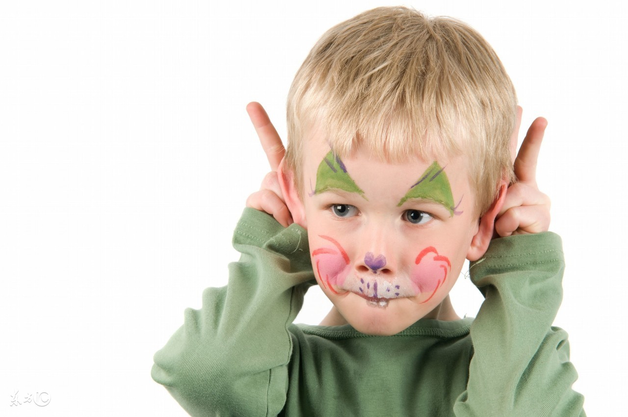 我家孩子爱臭美，每天翻遍衣柜选自己中意的衣服，拿着水彩笔给小脸化妆，怎么办？