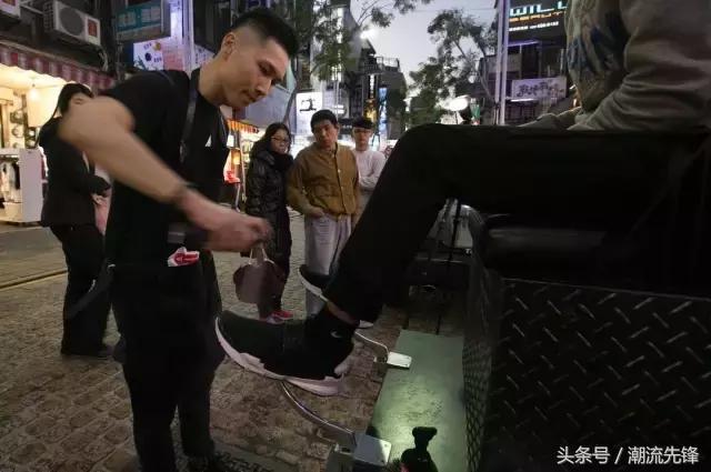 干掉一位鞋头很简单，你只需要踩脏他的球鞋！