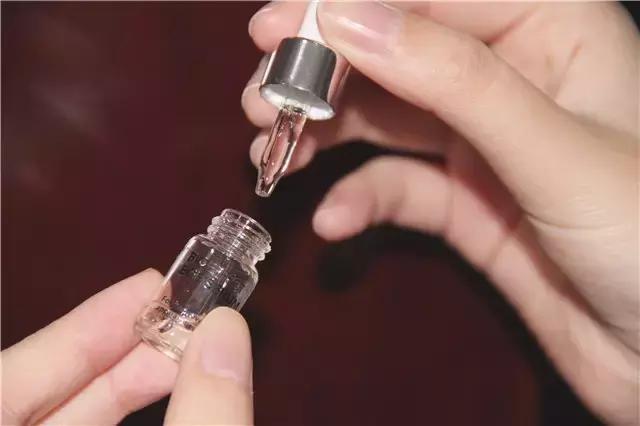 肌肤干燥、易脱妆、爱出油、质感差？我想你们应该还是有救的！