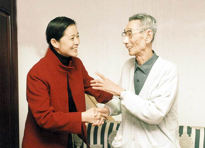 晚年马三立幽默感已深入骨髓，最爱读书写字，题写天津“名流茶馆”保存至今