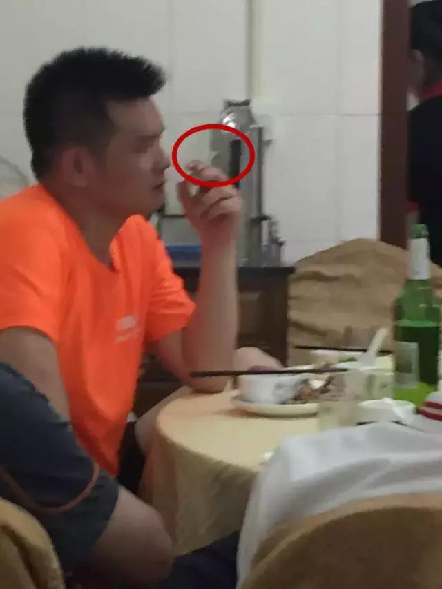 「曝光台」无视病人健康！某医院保安在大门口吸烟