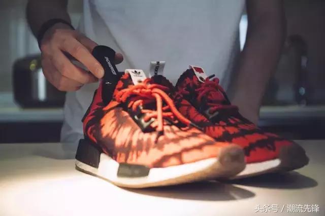 干掉一位鞋头很简单，你只需要踩脏他的球鞋！