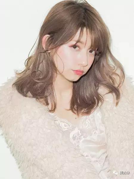 黄皮适合染什么颜色的发色显白,换发色耐看