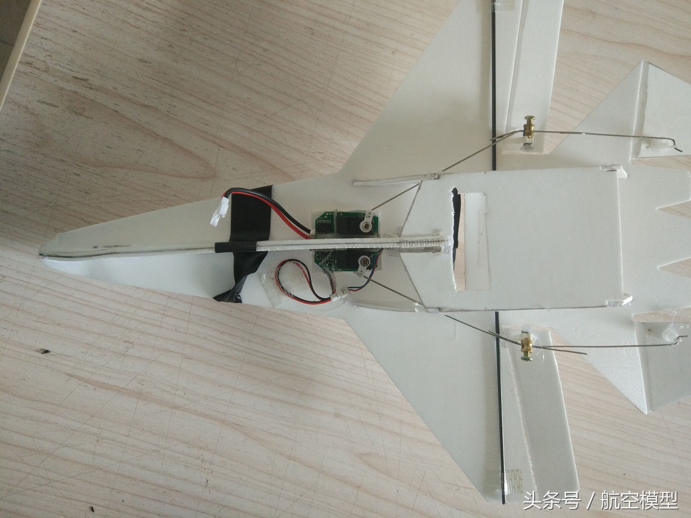 自制遥控小飞机只要一个小马达,自制一架小飞机