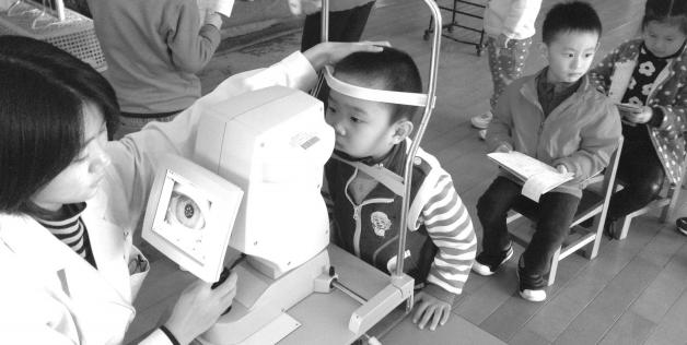 发现宝宝有时眼屎多怎么回事,宝宝眼屎多怎么判断是不是结膜炎