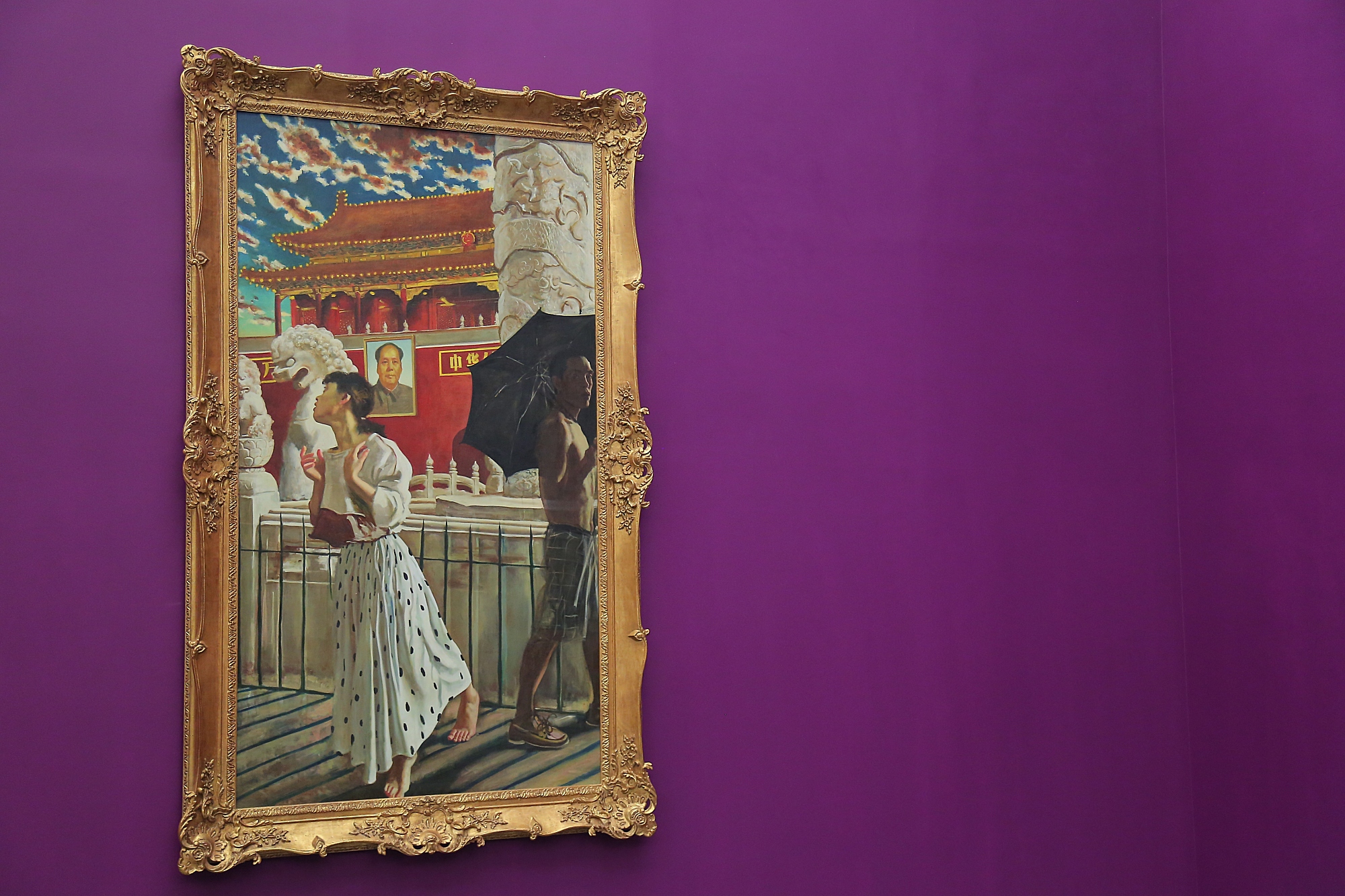 民工、*陪三**小姐、乞丐、同性恋……这些形象，他都用熊猫时装诠释