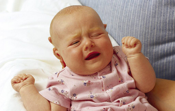 宝宝突然大哭宝妈赶紧安慰,宝宝哭闹时妈妈该怎么办