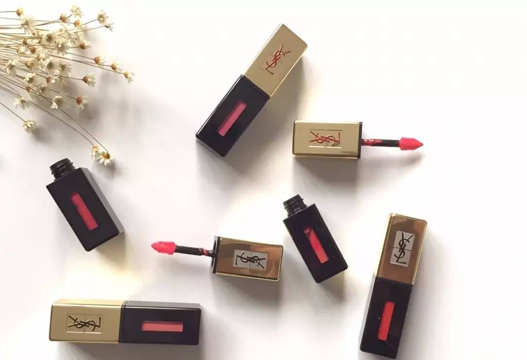 为什么美妆博主的口红都要涂出去 (美妆博主和普通人涂口红哪个好)